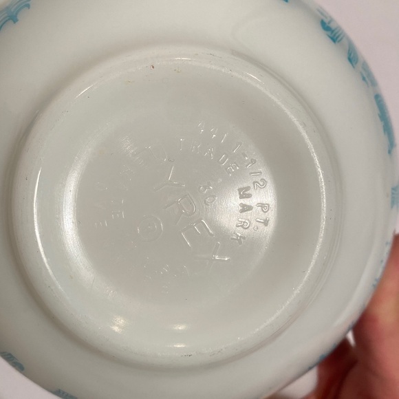 Set of 4 Mid Century PYREX Amish Butterprint Pattern Mixing Bowls 4qt - 1 1/2 pt - Picture 5 of 14